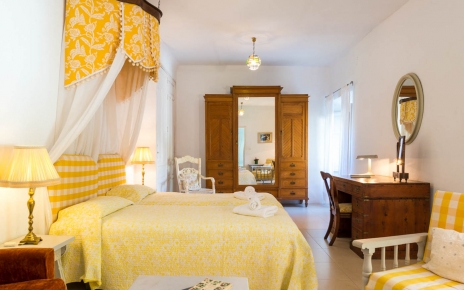 Spacious twin bedded room with sitting area